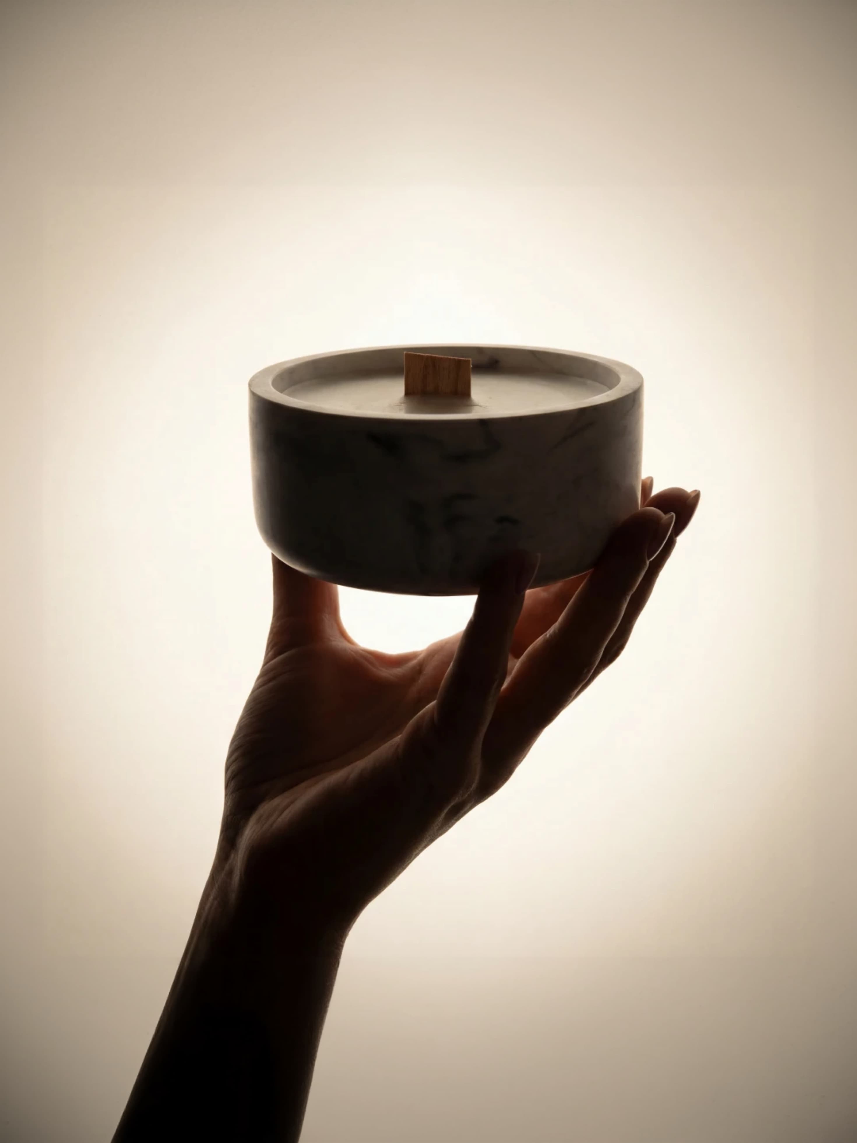 Свічка у гіпсовому кашпо